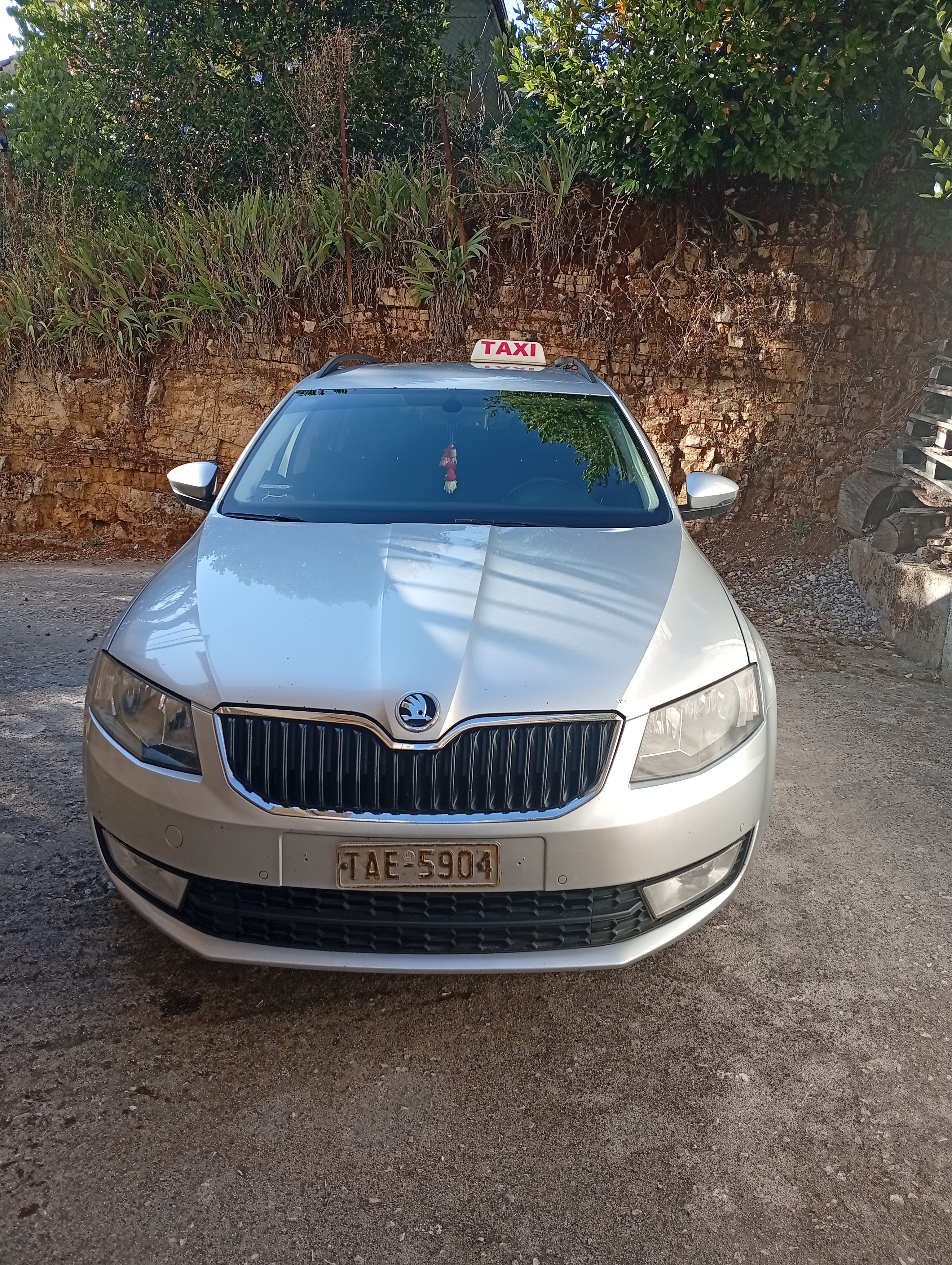 Το ταξί όχημα σταθμευμένο, εξωτερική φωτογραφία